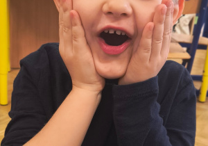 Chłopiec pokazuje wybraną emocje.