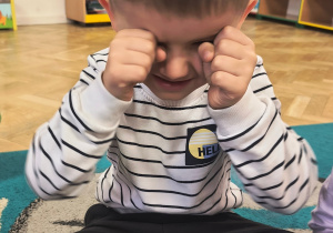 Chłopiec pokazuje wybraną emocje.