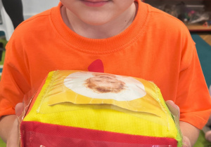 Chłopiec pokazuje wybraną emocje.