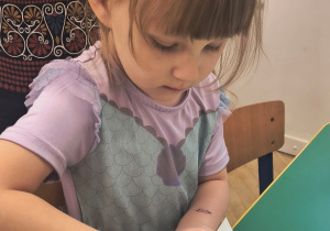 Dziewczynka wycina buzie z emocją.