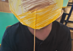 Chłopiec pokazuje wykonaną buzie.