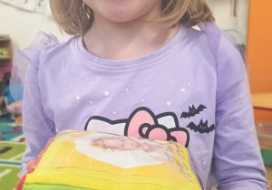 Dziewczynka pokazuje wybraną emocje.