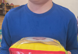 Chłopiec pokazuje wybraną emocje.