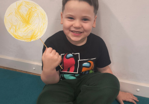 Chłopiec pokazuje wykonaną buzie.