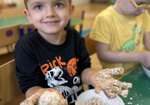 Dziecko pokazuje kulkę z piankoliny.