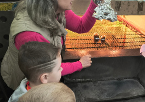 Dzieci słuchają o procesie powstawania bombek.