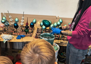 Dzieci słuchają o procesie powstawania bombek.