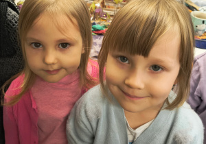 Na zdjęciu widoczne są dziewczynki, uśmiechają się.