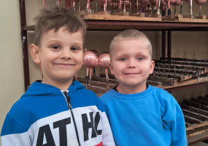 Na zdjęciu widoczni są chłopcy, uśmiechają się.