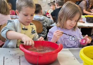 Dziecko ozdabia bombkę.