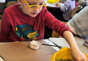 Dziecko ozdabia bombkę.