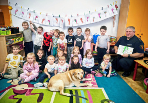 Zdjęcie grupowe dzieci z psem.