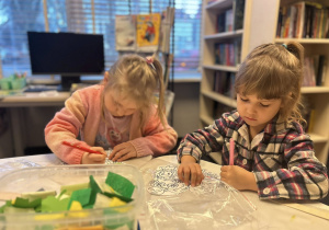 Dzieci ozdabiają swoje kukiełki.