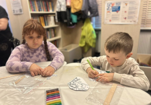 Dzieci ozdabiają swoje kukiełki.