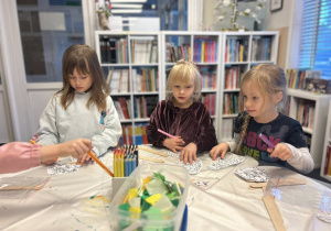 Dzieci ozdabiają swoje kukiełki.