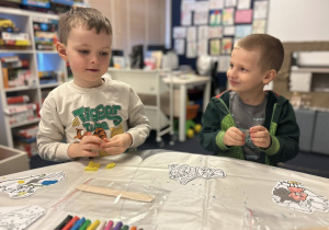 Dzieci ozdabiają swoje kukiełki.