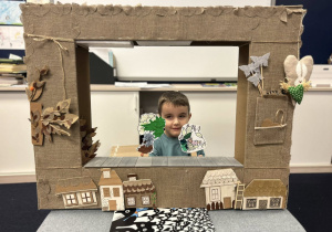 Dziecko pokazuje swoje kukiełki.