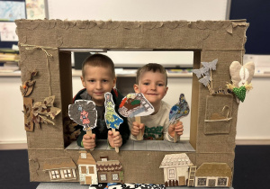 Dzieci pokazują swoje kukiełki.