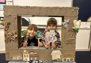 Dzieci pokazują swoje kukiełki.