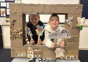 Dzieci pokazują swoje kukiełki.