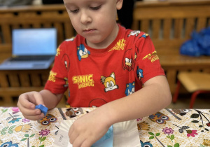 Chłopiec ozdabia swoje mydełko.