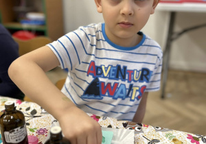 Chłopiec ozdabia swoje mydełko.