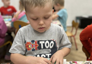 Chłopiec ozdabia swoje mydełko.