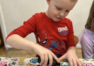 Chłopiec ozdabia swoje mydełko.