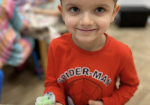 Chłopiec pokazuje swoje mydełko.