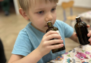 Chłopiec wącha zapach.