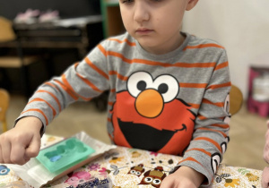 Chłopiec ozdabia swoje mydełko.