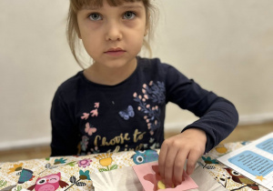 Dziewczynka ozdabia swoje mydełko.