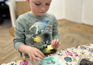 Chłopiec ozdabia swoje mydełko.