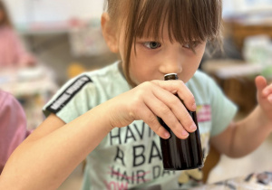 Dziewczynka wącha zapach.