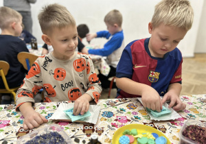 Chłopcy ozdabiają swoje mydełka.