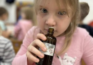 Dziewczynka wącha zapach.