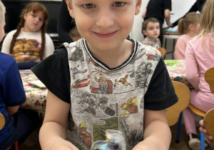 Chłopiec pokazuje swoje mydełko.