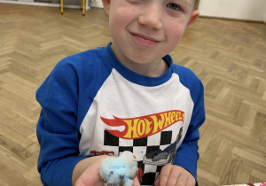 Chłopiec pokazuje swoje mydełko.