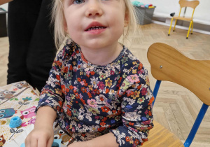 Dziewczynka ozdabia swoje mydełko.