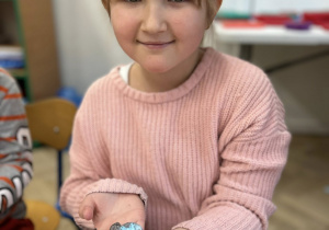 Dziewczynka pokazuje swoje mydełko.