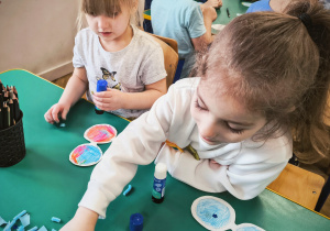 Dzieci ozdabiają na niebiesko swoje okulary