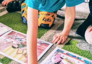 Dzieci wskazuje plansze o prawach dziecka