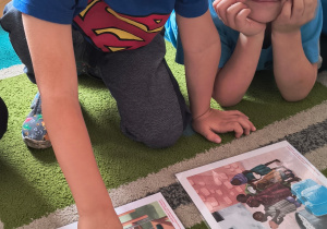 Dzieci wskazuje plansze o prawach dziecka