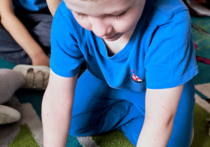 Dzieci wskazuje plansze o prawach dziecka