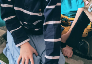 Dzieci wskazuje plansze o prawach dziecka