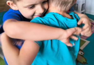 Chłopcy przytulają się do siebie