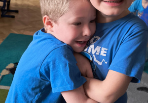 Chłopcy przytulają się do siebie