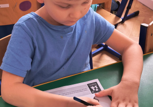 Dziecko wykonuje kartę pracy