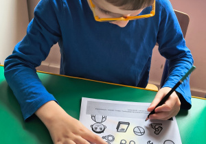 Dziecko wykonuje kartę pracy