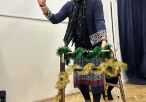 Babcia wchodzi na scenę z balkonikiem.